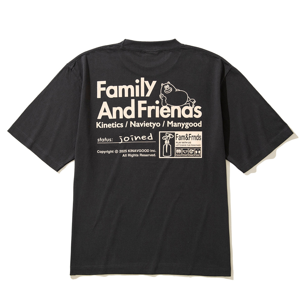 NAVIETOKYO Kinetics x NAVIETOKYO x MANY GOOD F&F s/s ネイビートーキョー ファミリー&フレンズ ショートスリーブ Tシャツ NVTK-MNGD-02【メンズ Tシャツ 半袖 ロゴ グラフィック コラボ 25FW】