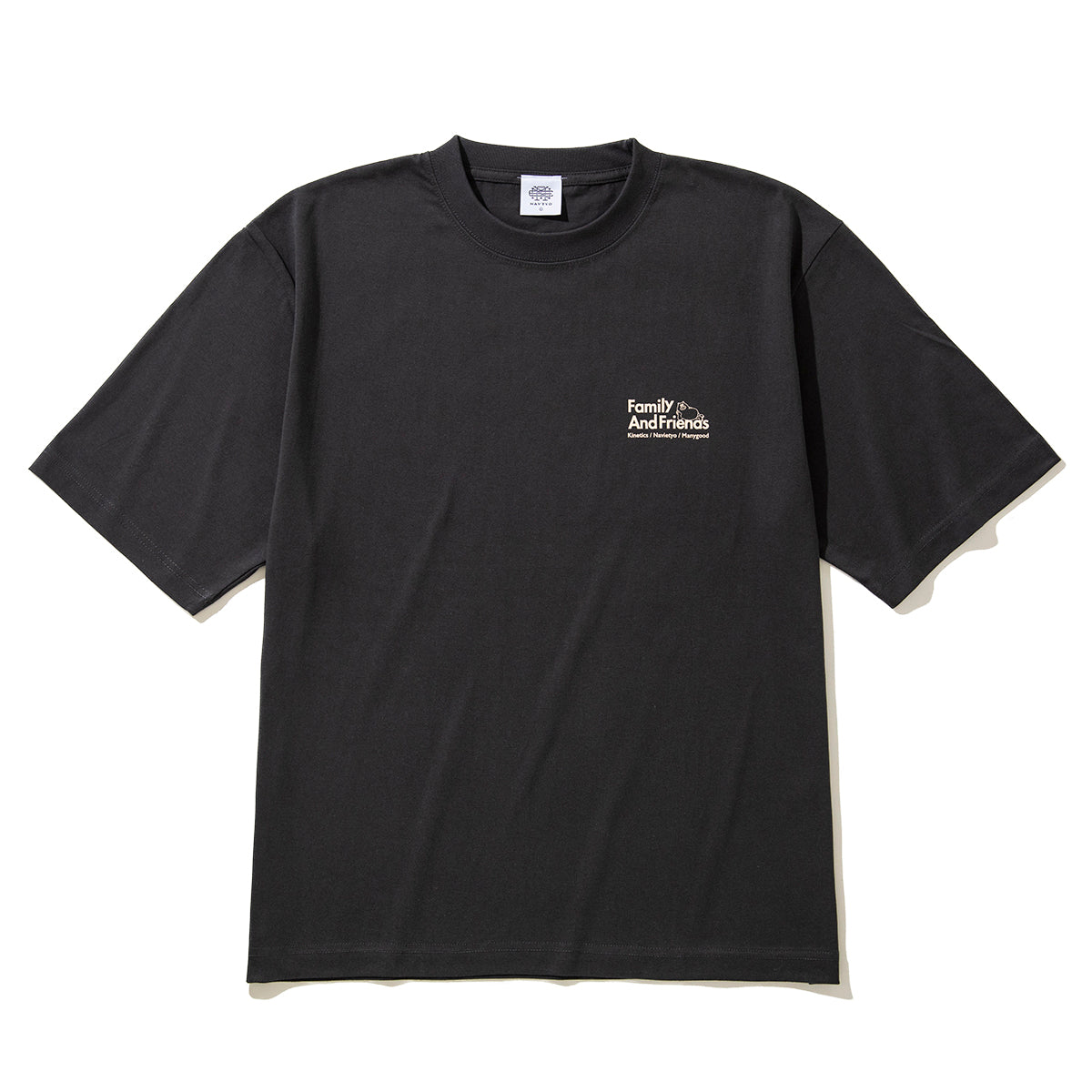 NAVIETOKYO Kinetics x NAVIETOKYO x MANY GOOD F&F s/s ネイビートーキョー ファミリー&フレンズ ショートスリーブ Tシャツ NVTK-MNGD-02【メンズ Tシャツ 半袖 ロゴ グラフィック コラボ 25FW】