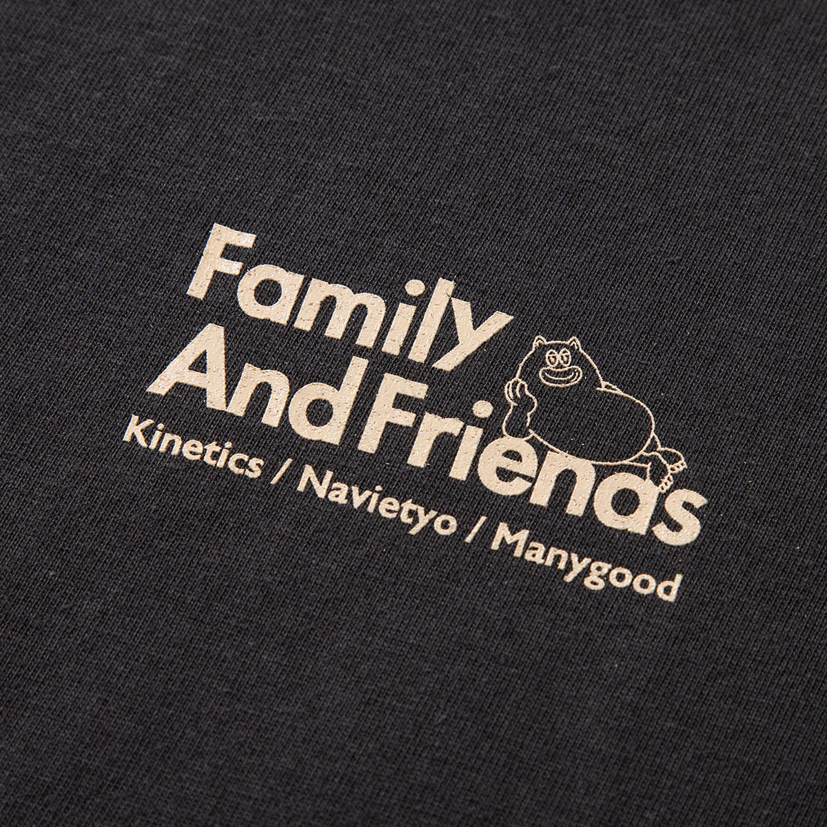 NAVIETOKYO Kinetics x NAVIETOKYO x MANY GOOD F&F s/s ネイビートーキョー ファミリー&フレンズ ショートスリーブ Tシャツ NVTK-MNGD-02【メンズ Tシャツ 半袖 ロゴ グラフィック コラボ 25FW】