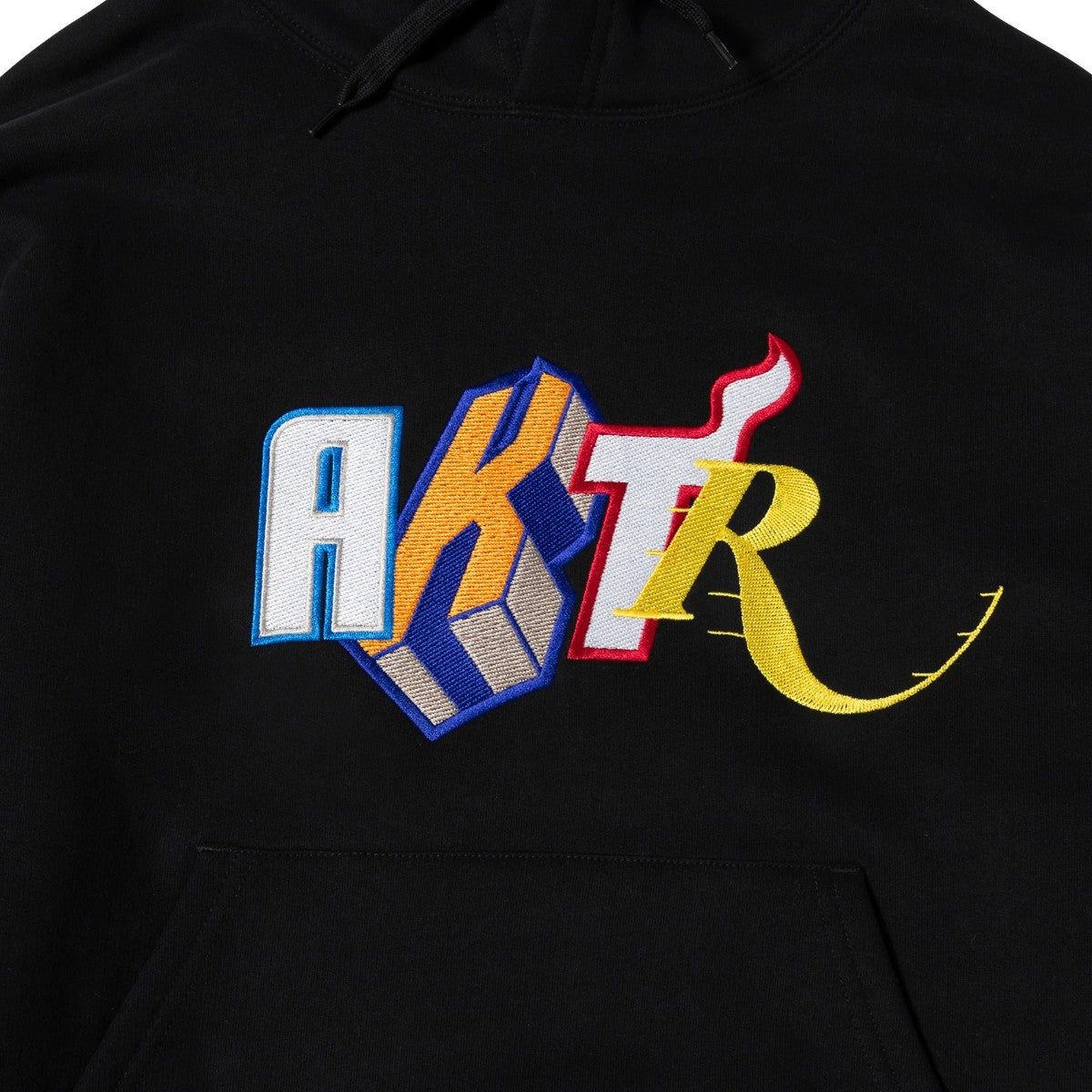 AKTR NBAxAKTR CUTUP LOGO SWEAT HOODIE アクター NBAxAKTR カットアップ ロゴ スウェット フーディー 225-058010【メンズ フーディー プルオーバー スウェット 裏起毛 刺繍 プリント 25FW】