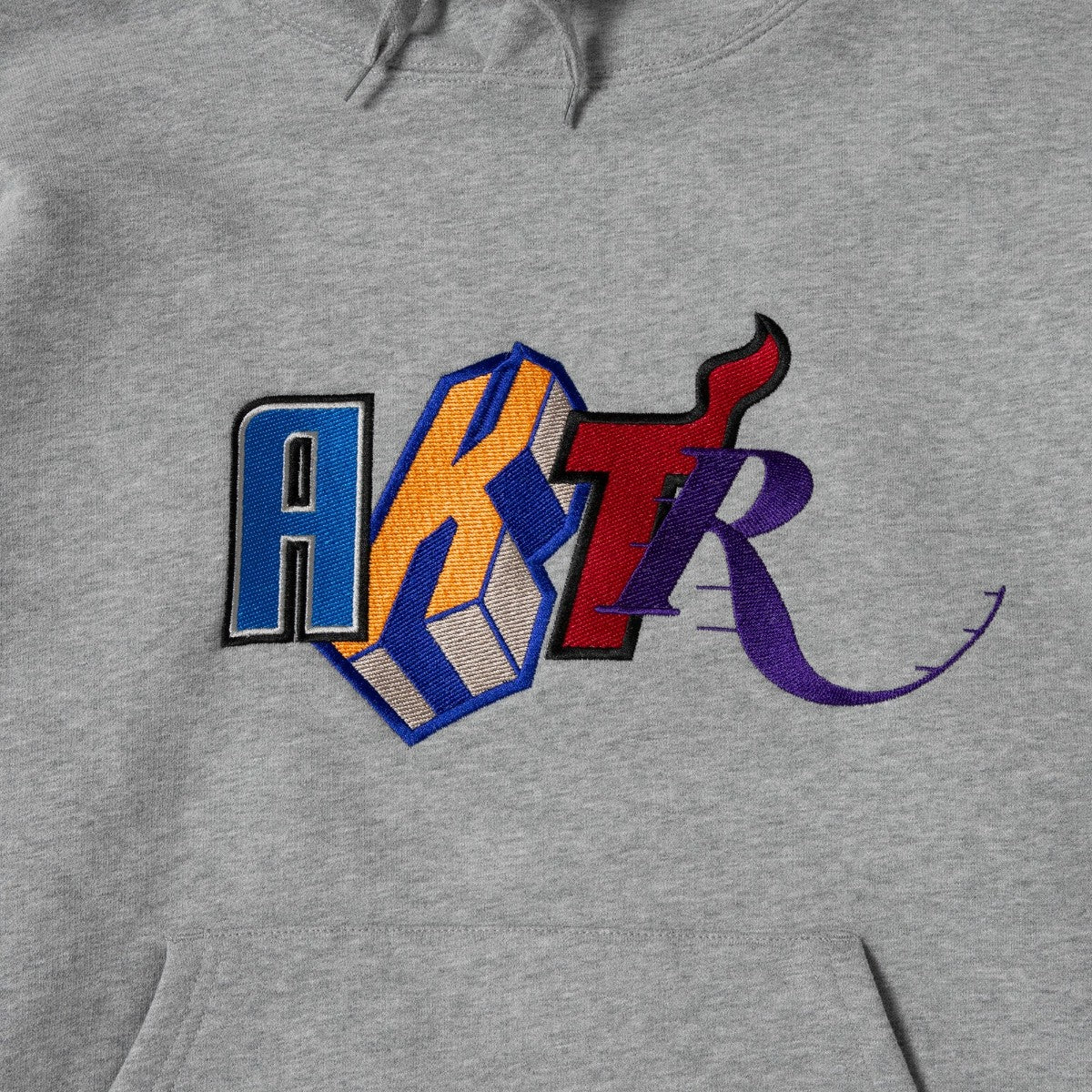 AKTR NBAxAKTR CUTUP LOGO SWEAT HOODIE アクター NBAxAKTR カットアップ ロゴ スウェット フーディー 225-058010【メンズ フーディー プルオーバー スウェット 裏起毛 刺繍 プリント 25FW】