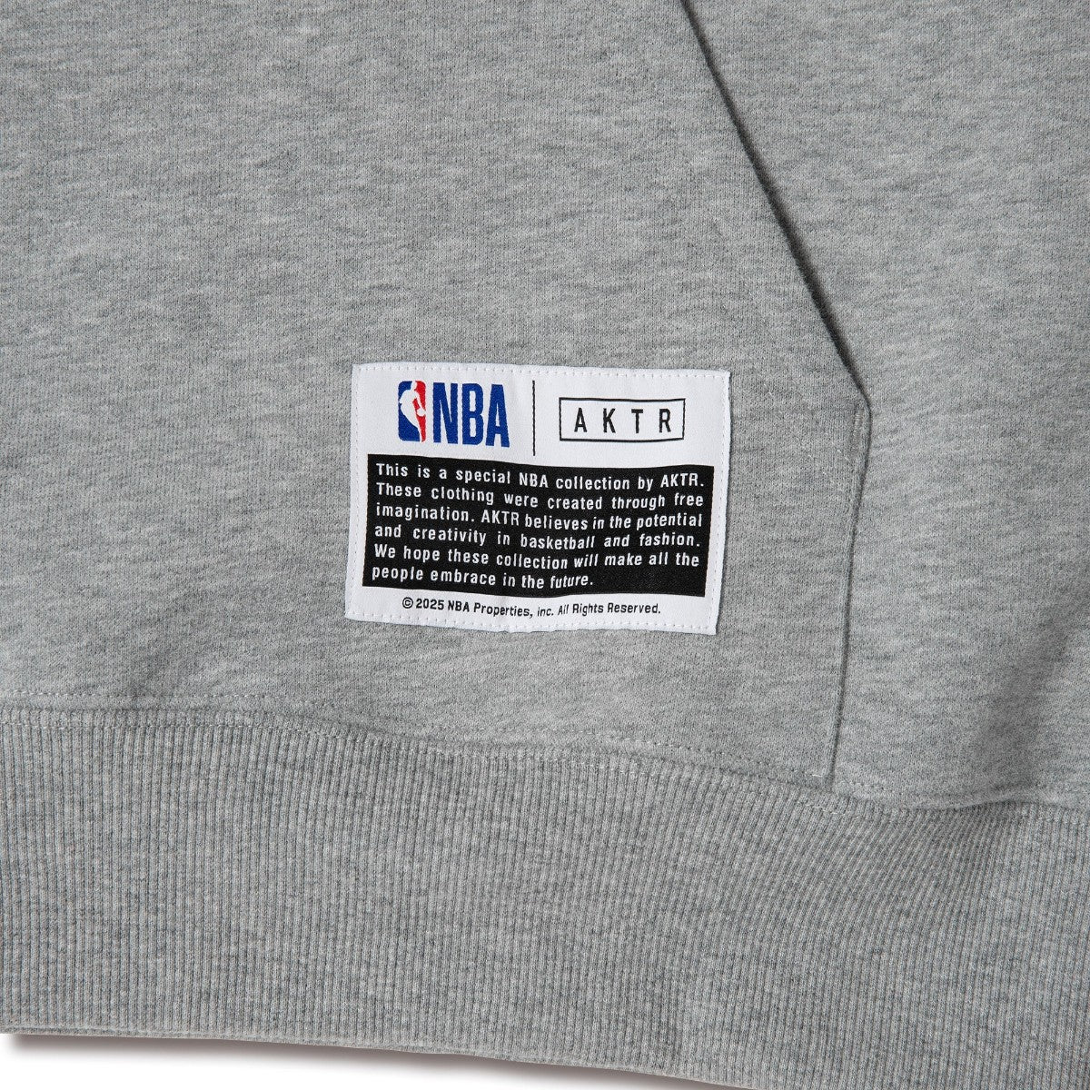 AKTR NBAxAKTR CUTUP LOGO SWEAT HOODIE アクター NBAxAKTR カットアップ ロゴ スウェット フーディー 225-058010【メンズ フーディー プルオーバー スウェット 裏起毛 刺繍 プリント 25FW】