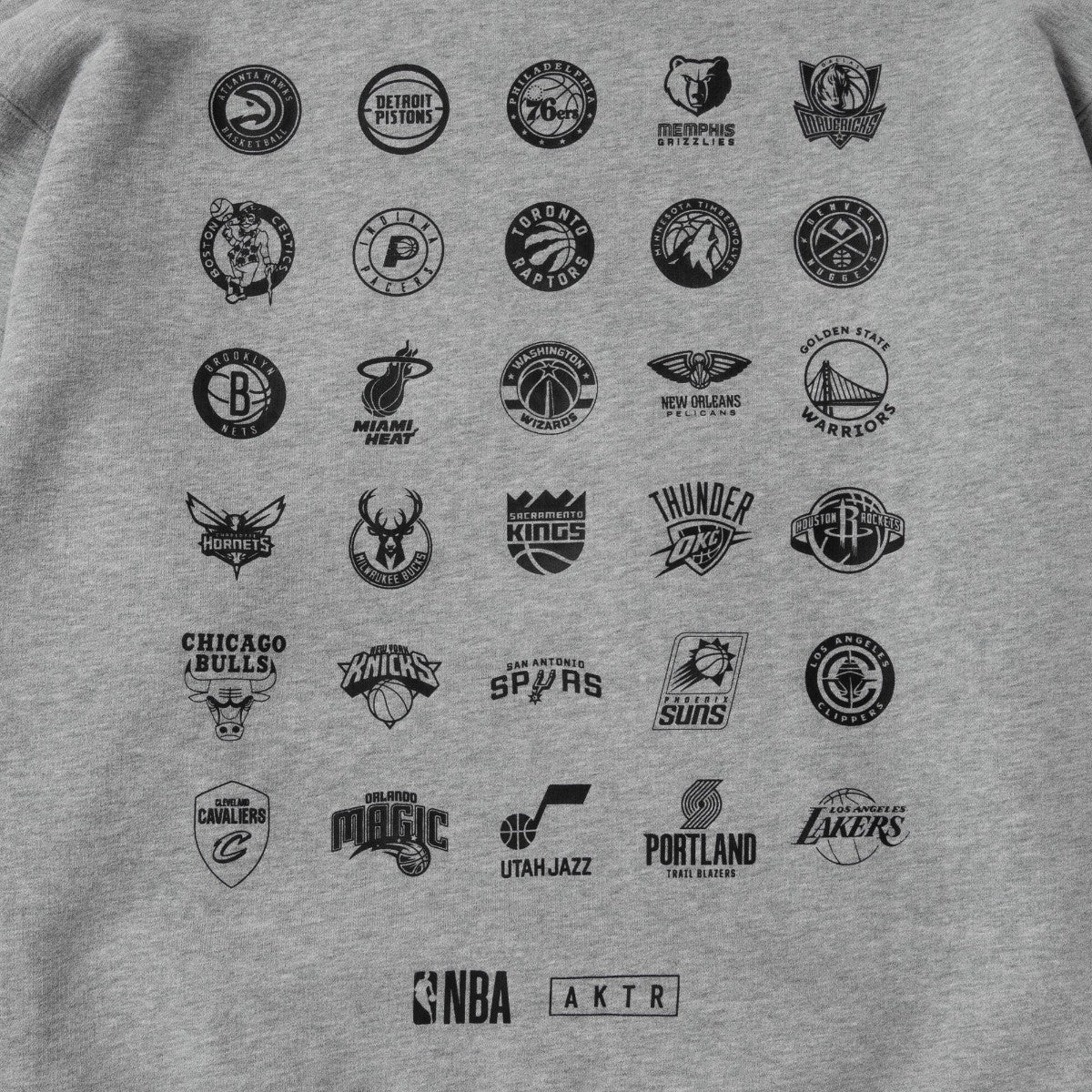 AKTR NBAxAKTR CUTUP LOGO SWEAT HOODIE アクター NBAxAKTR カットアップ ロゴ スウェット フーディー 225-058010【メンズ フーディー プルオーバー スウェット 裏起毛 刺繍 プリント 25FW】