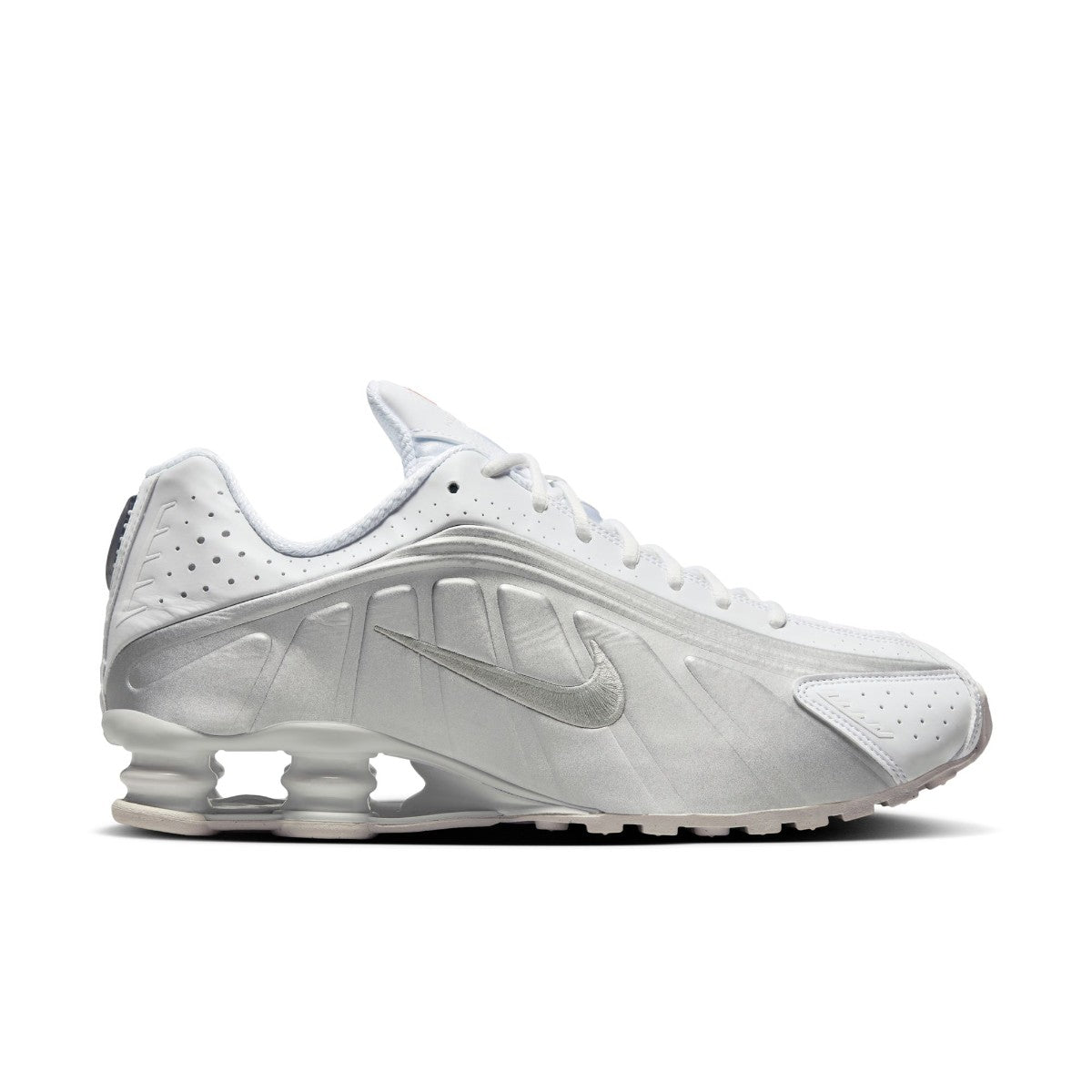 NIKE Shox R4 ナイキ ショックス R4 HQ1988-101【メンズ ハイテクスニーカー 反発力 クッションシステム 通気性 26SS】