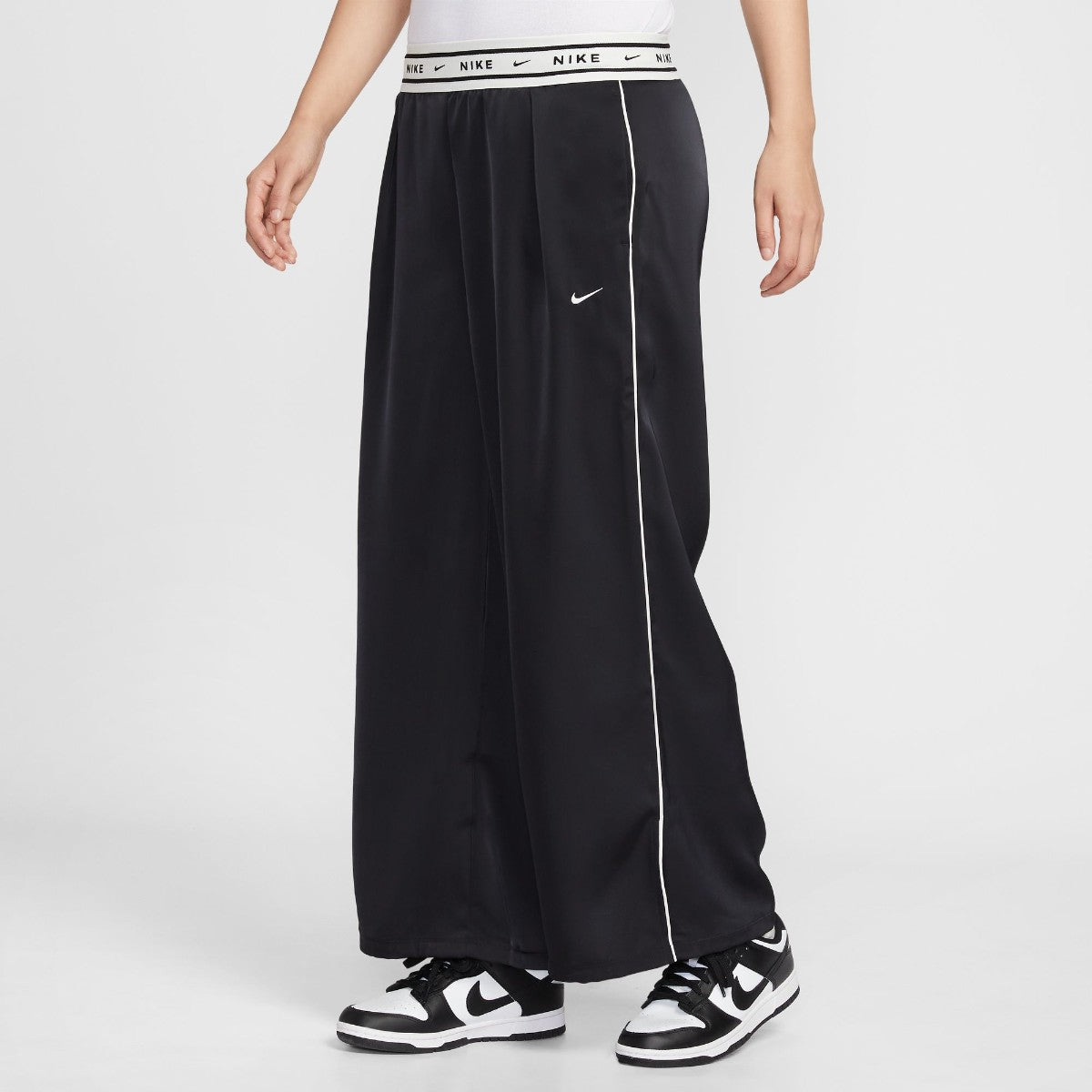 NIKE Women's Loose Mid-Rise Satin Pants ナイキ ウィメンズ ルーズ ミッドライズ サテンパンツ IH1327【レディース リラックスフィット サテン素材 ポケット付き 26SS】