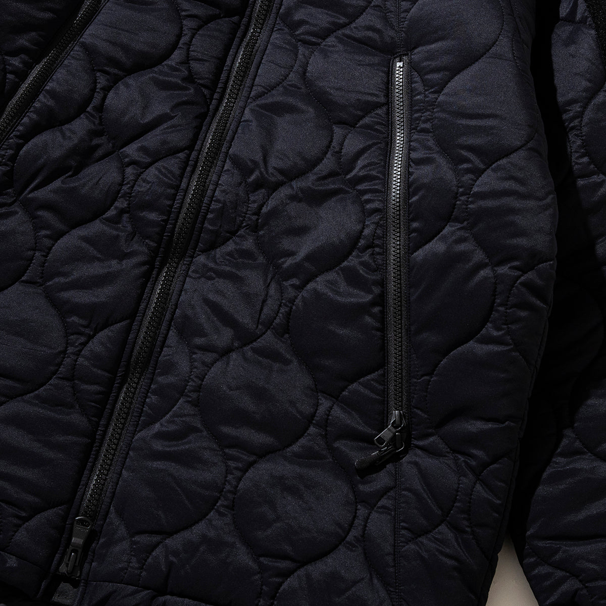 WILD THINGS WILD THINGS x Kinetics “QUILTED HAPPY JACKET” ワイルドシングス ワイルドシングス × キネティクス “キルテッド ハッピー ジャケット” 25427SN-KN【メンズ ジャケット ミリタリー キルティング 防寒アウター 25FW】