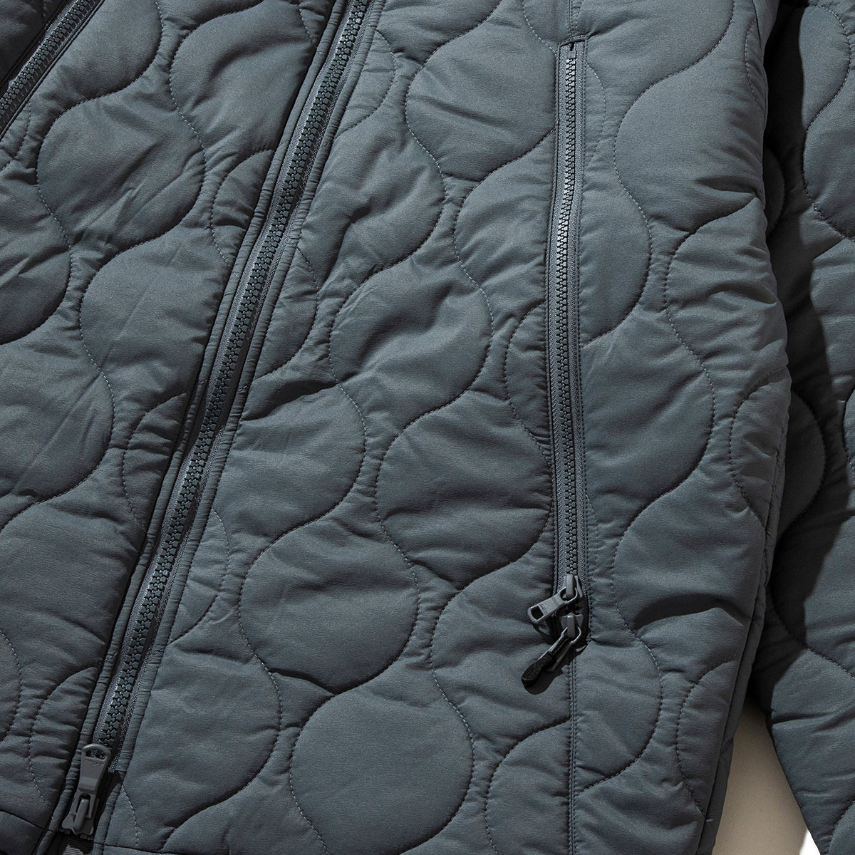 WILD THINGS WILD THINGS x Kinetics “QUILTED HAPPY JACKET” ワイルドシングス ワイルドシングス × キネティクス “キルテッド ハッピー ジャケット” 25427SN-KN【メンズ ジャケット ミリタリー キルティング 防寒アウター 25FW】