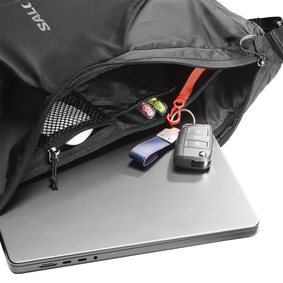 SALOMON ACS SHOULDER BAG サロモン ACSショルダーバッグ LC2867600【メンズ ショルダーバッグ 軽量バッグ ノートパソコン収納 防水バッグ 26SS】