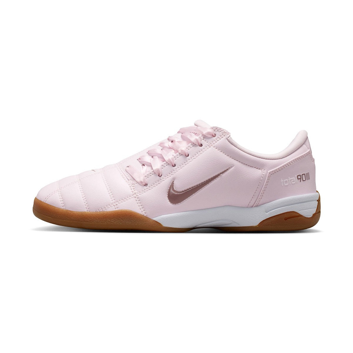 NIKE Total 90 ナイキ ウィメンズ トータル90 IO2387-602【レディース サッカースタイル Y2K 復刻モデル キルティングアッパー フラットソール 26SS】