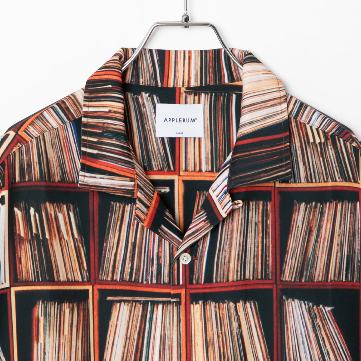 APPLEBUM “Vinyl Shelf” Aloha Shirt アップルバム “ヴァイナル シェルフ” アロハシャツ 2610209【メンズ 開襟シャツ ポリエステル素材 26SS】