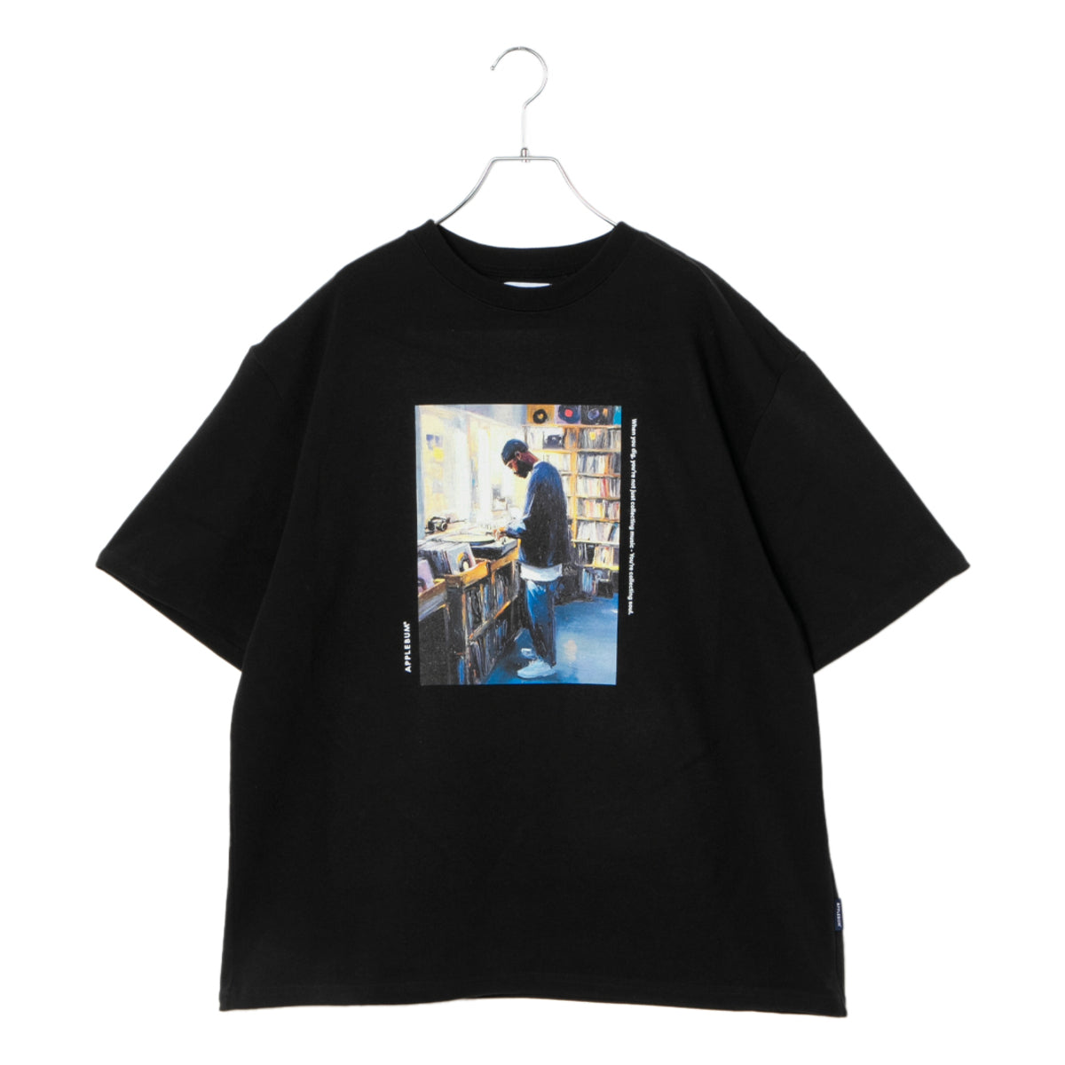 APPLEBUM “Digger” T-Shirt アップルバム “ディガー” Tシャツ 2611106【メンズ グラフィックTシャツ 音楽カルチャー ストリート ヴィンテージライク 26SS】