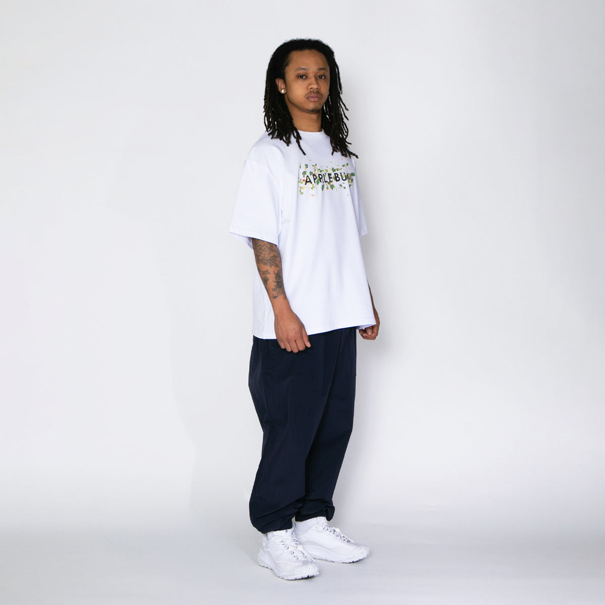 APPLEBUM “Leafed" Logo T-Shirt アップルバム “リーフド" ロゴ ティーシャツ 2611113【メンズ フォトTシャツ プリントTシャツ 半袖 カジュアルトップス 26SS】