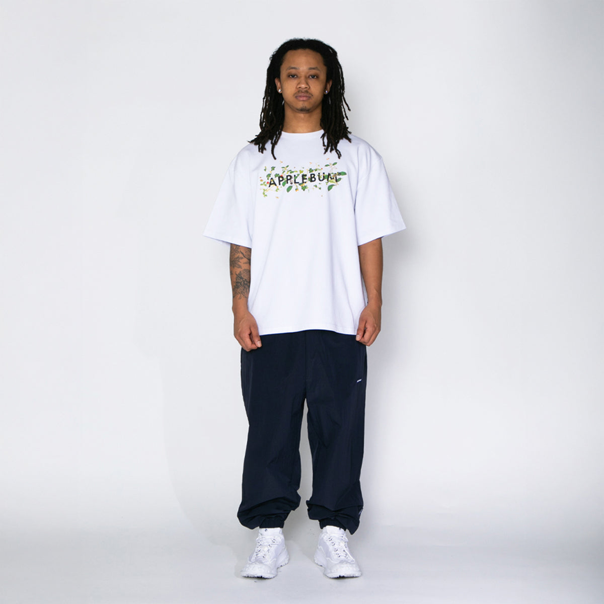 APPLEBUM “Leafed" Logo T-Shirt アップルバム “リーフド" ロゴ ティーシャツ 2611113【メンズ フォトTシャツ プリントTシャツ 半袖 カジュアルトップス 26SS】
