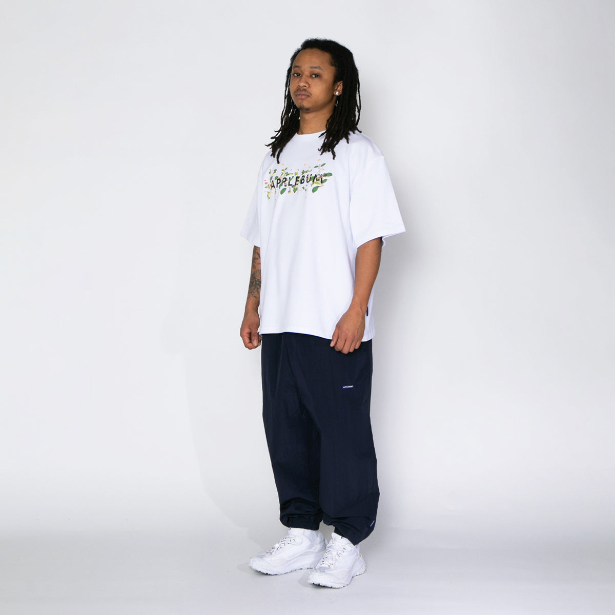 APPLEBUM “Leafed" Logo T-Shirt アップルバム “リーフド" ロゴ ティーシャツ 2611113【メンズ フォトTシャツ プリントTシャツ 半袖 カジュアルトップス 26SS】