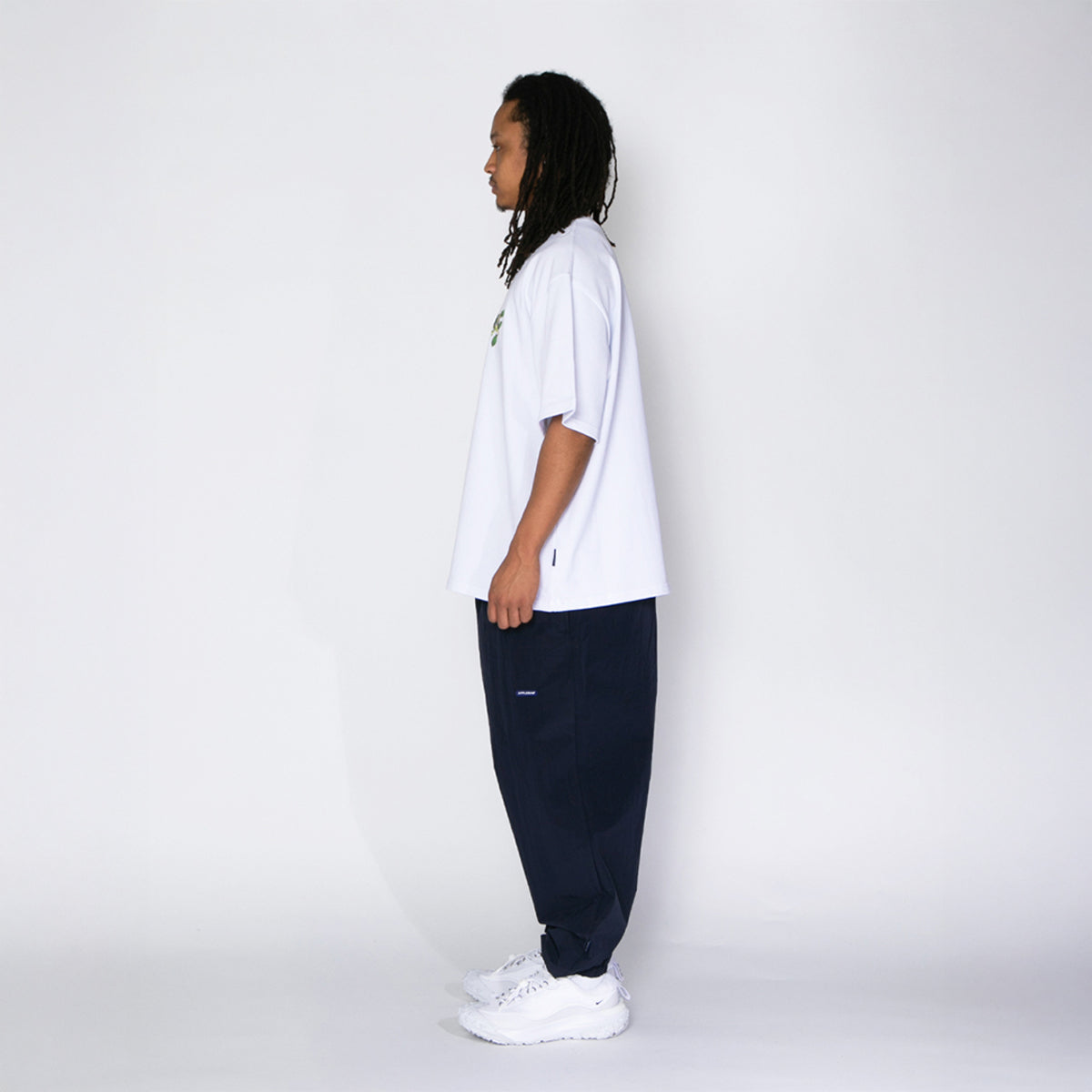 APPLEBUM “Leafed" Logo T-Shirt アップルバム “リーフド" ロゴ ティーシャツ 2611113【メンズ フォトTシャツ プリントTシャツ 半袖 カジュアルトップス 26SS】