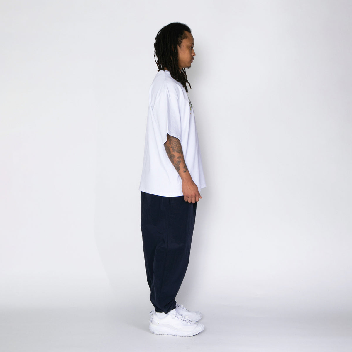 APPLEBUM “Leafed" Logo T-Shirt アップルバム “リーフド" ロゴ ティーシャツ 2611113【メンズ フォトTシャツ プリントTシャツ 半袖 カジュアルトップス 26SS】