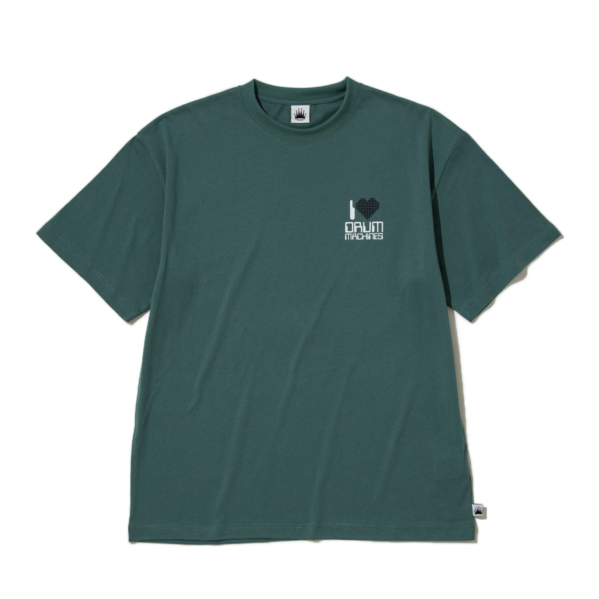 SARCASTIC I Heart Drum Machines Short Sleeve Tee サキャスティック アイ ハート ドラム マシーンズ ショートスリーブ ティー SAR261007【メンズ メンズTシャツ 半袖Tシャツ プリントTシャツ グラフィックTシャツ 26SS】
