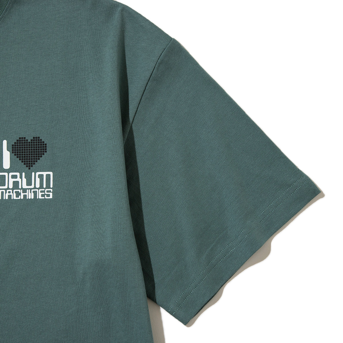 SARCASTIC I Heart Drum Machines Short Sleeve Tee サキャスティック アイ ハート ドラム マシーンズ ショートスリーブ ティー SAR261007【メンズ メンズTシャツ 半袖Tシャツ プリントTシャツ グラフィックTシャツ 26SS】