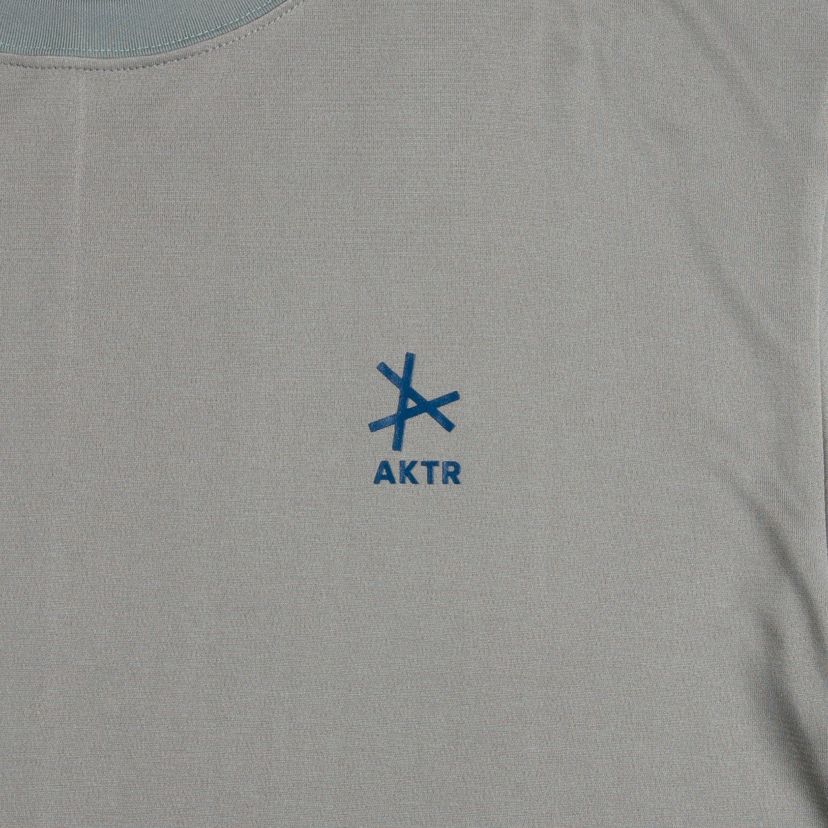 AKTR MELT CAMO BOX LOGO SPORTS TEE アクター メルトカモ ボックスロゴ スポーツTシャツ 126-031005【メンズ スポーツTシャツ 吸汗速乾 半袖Tシャツ トレーニングウェア 26SS】