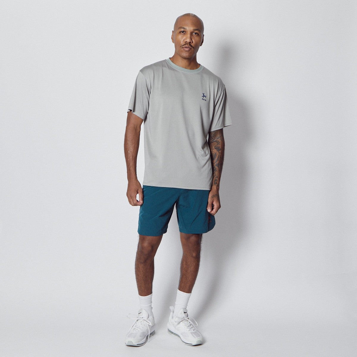 AKTR MELT CAMO BOX LOGO SPORTS TEE アクター メルトカモ ボックスロゴ スポーツTシャツ 126-031005【メンズ スポーツTシャツ 吸汗速乾 半袖Tシャツ トレーニングウェア 26SS】