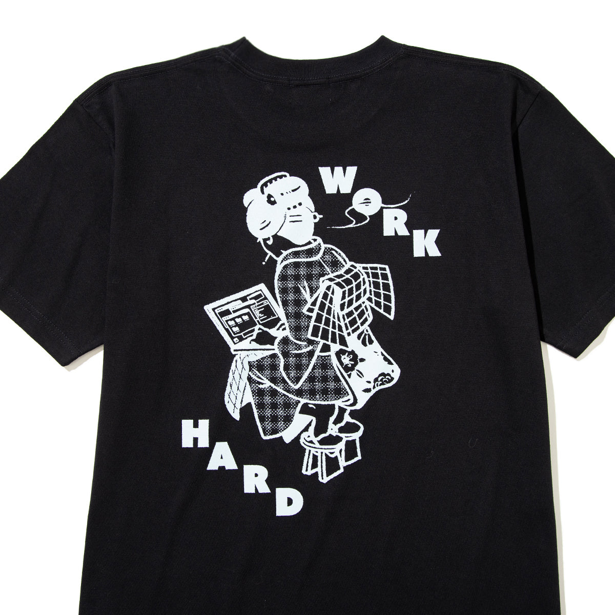 坩堝 WORKHARD/必殺仕事人 S/S T-SHIRTS (RUTSUBO×YU SUDA ) RUTSUBO ワークハード/必殺仕事人 S/S Tシャツ (RUTSUBO×YU SUDA ) R26QS-SUDA-TS2【メンズ 半袖 グラフィック コットン素材 26SS】