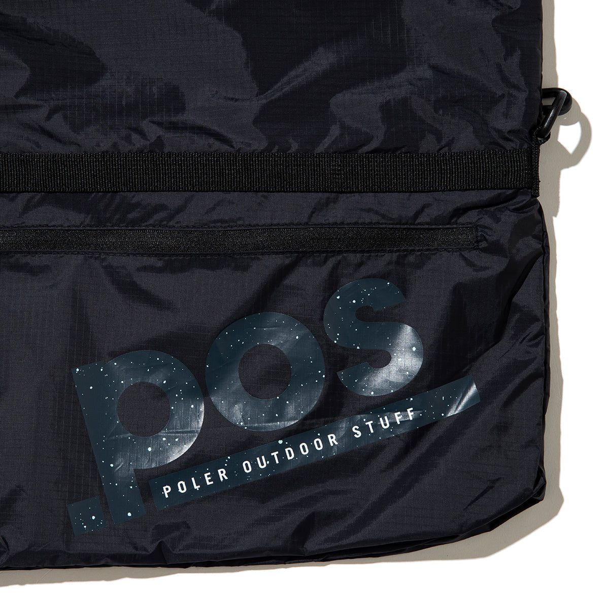 POLER DRAWSTRING SLING BAG ポーラー ドローストリング スリングバッグ 261MCV0094【メンズ ナイロン素材 ジップポケット バッグインバッグ 26SS】