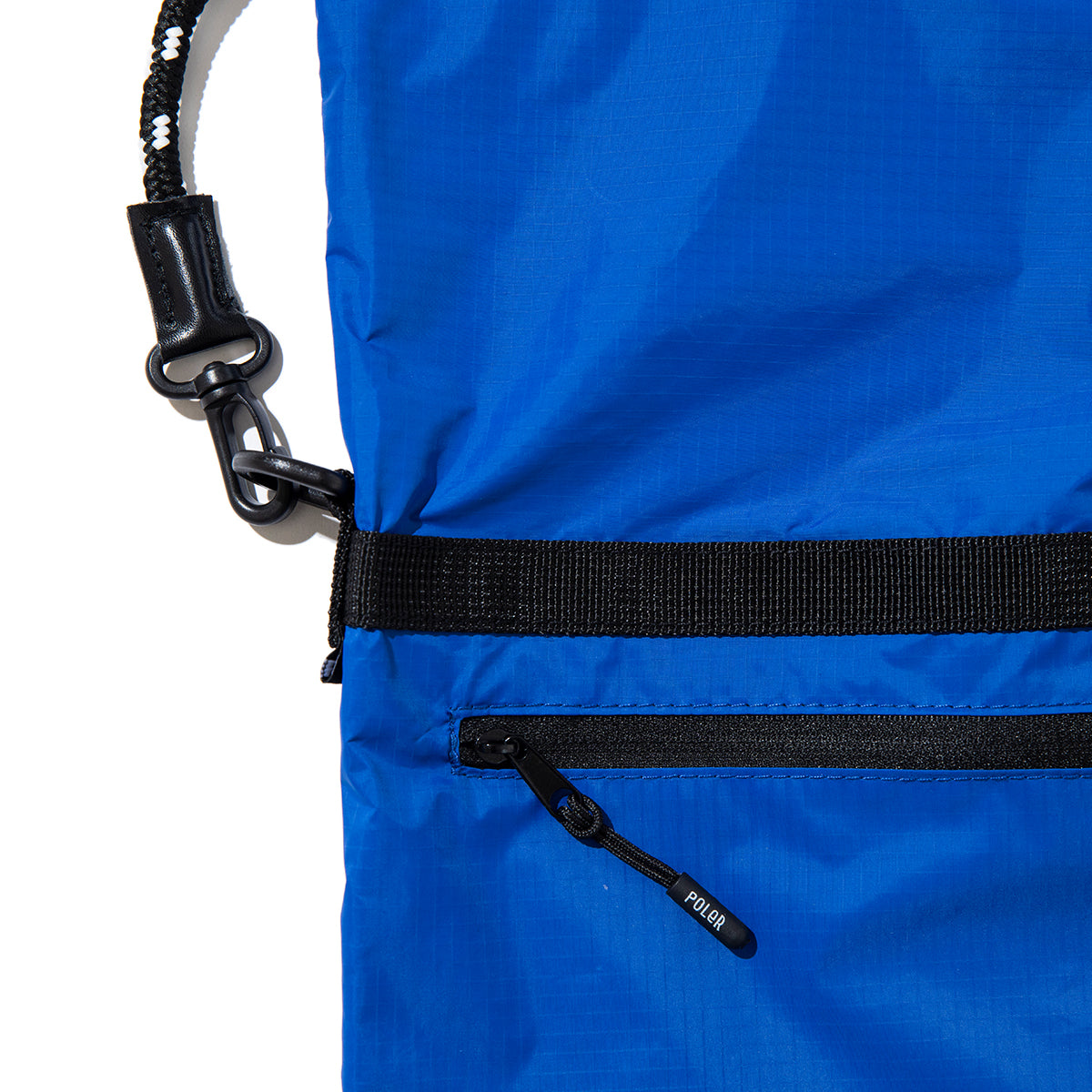 POLER DRAWSTRING SLING BAG ポーラー ドローストリング スリングバッグ 261MCV0094【メンズ ナイロン素材 ジップポケット バッグインバッグ 26SS】