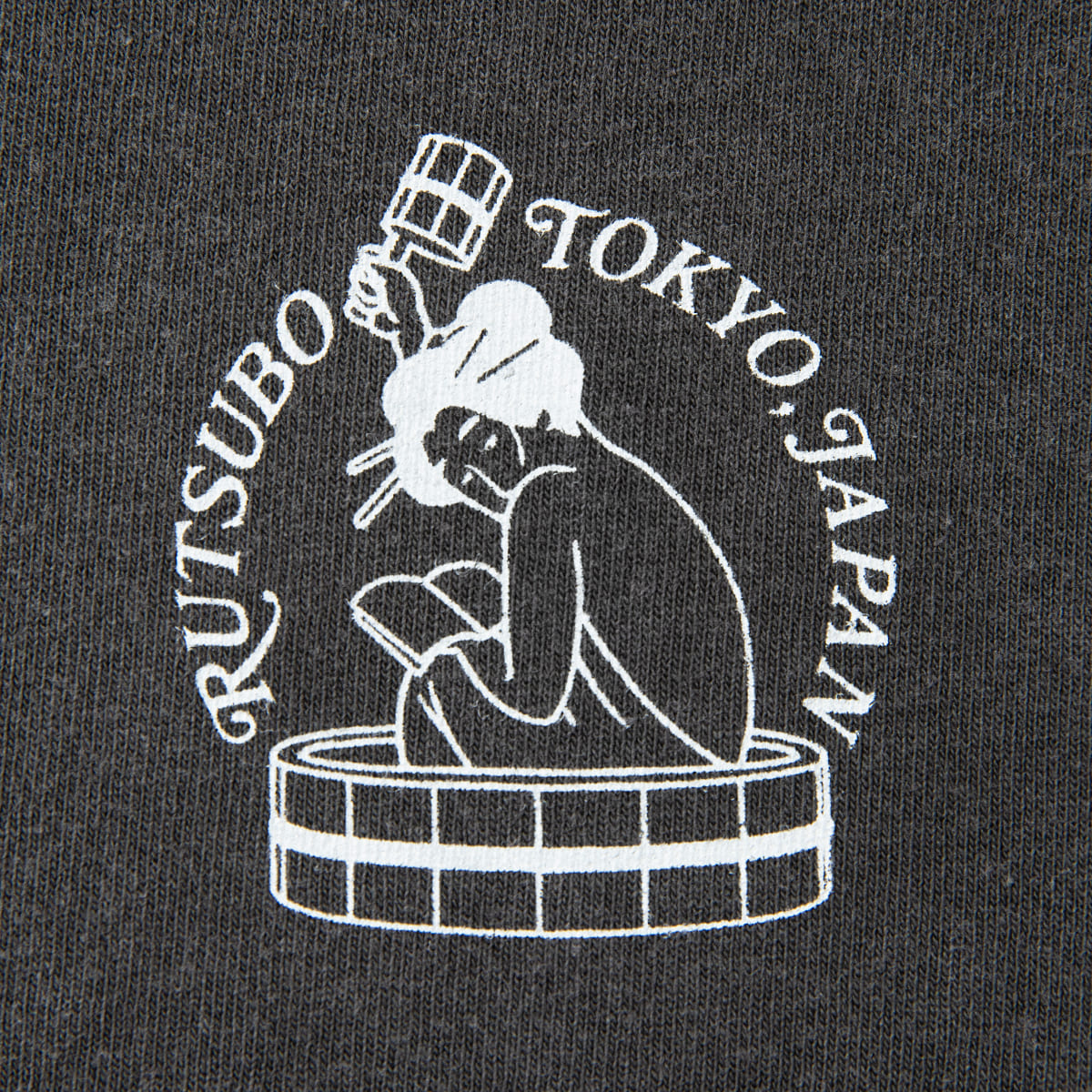 坩堝 NEWYORK LADY S/S T-SHIRTS (RUTSUBO×YU SUDA ) RUTSUBO ニューヨーク レディ ショートスリーブ Tシャツ R26SU-SUDA-TS2【メンズ グラフィックTシャツ バッグプリント 26SS】