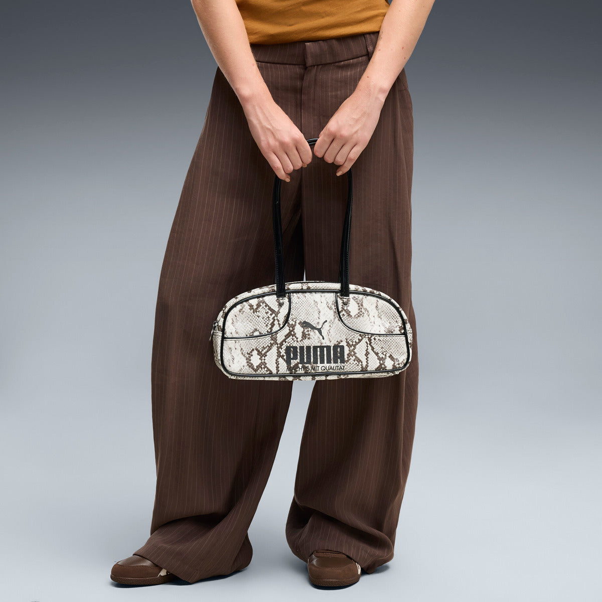 PUMA 1976 SNAKESKIN FLUTE GRIP BAG 4L プーマ 1976 スネークスキン フルート グリップ バッグ 4L 92859【レディース ハンドバッグ トートバッグ コンパクト カジュアル 26FW】