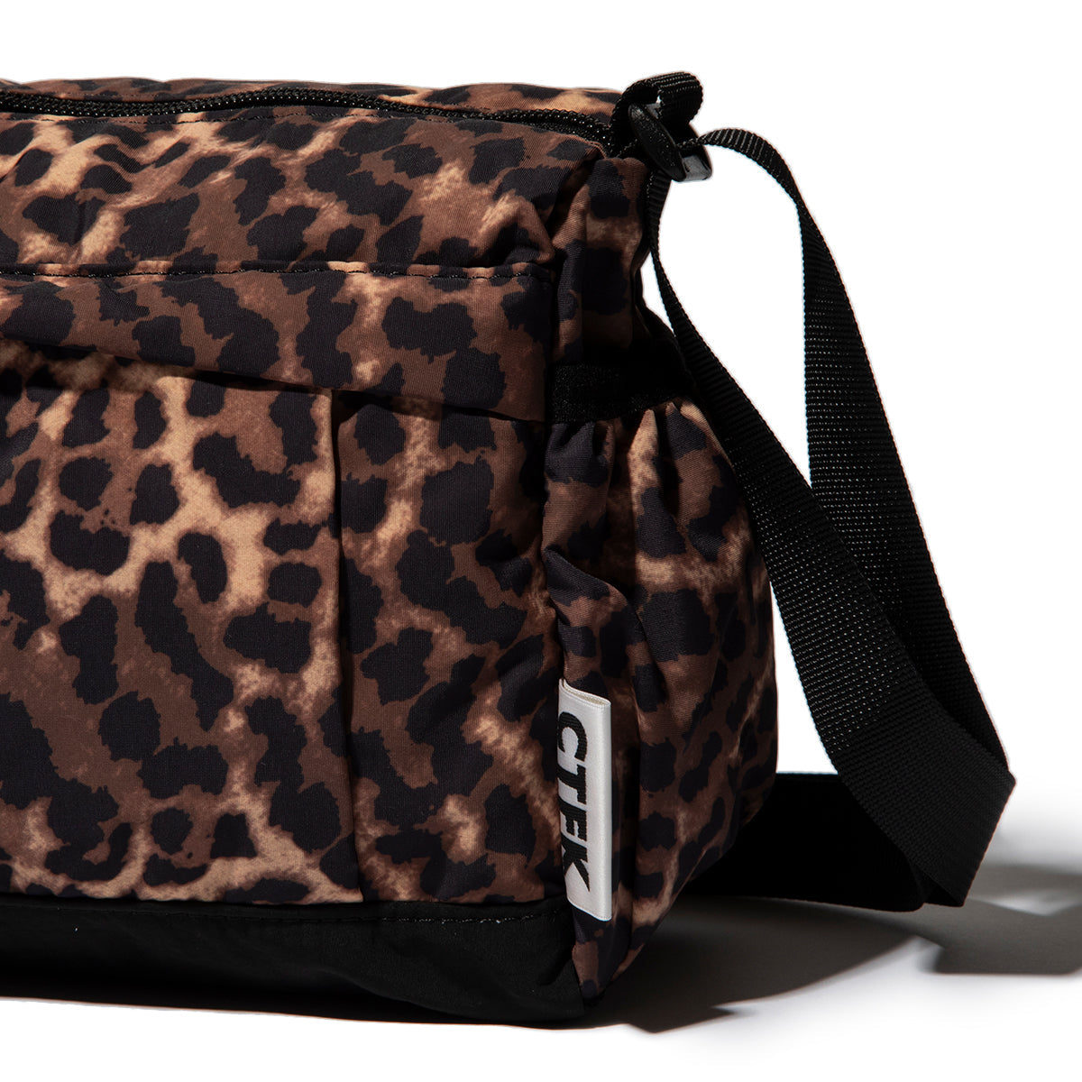 CONTROL FREAK Nylon Pocket Wide Shoulder コントロールフリーク ナイロンポケットワイドショルダー 262-120520-LEO【レディース 撥水 ナイロン素材 26FW】