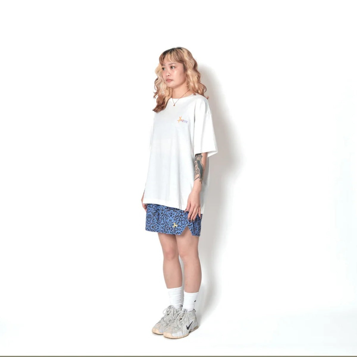 AKTR TIDELINE PHOTO T/C LOOSE TEE (WH) アクター タイドライン フォト T/C ルーズTシャツ 226-043005【メンズ 半袖 グラフィック ストリート デイリーユース 26FW】