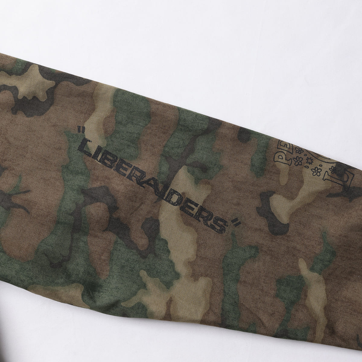 Liberaiders HANDWRITING CAMO COACH JACKET リベレイダース ハンドライティング カモ コーチ ジャケット 730142603【メンズ コーチジャケット 迷彩柄 グラフィック ヴィンテージ風 26FW】