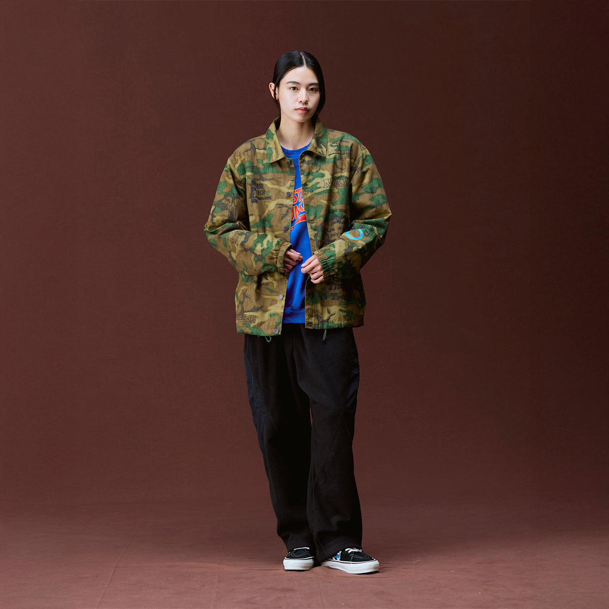 Liberaiders HANDWRITING CAMO COACH JACKET リベレイダース ハンドライティング カモ コーチ ジャケット 730142603【メンズ コーチジャケット 迷彩柄 グラフィック ヴィンテージ風 26FW】