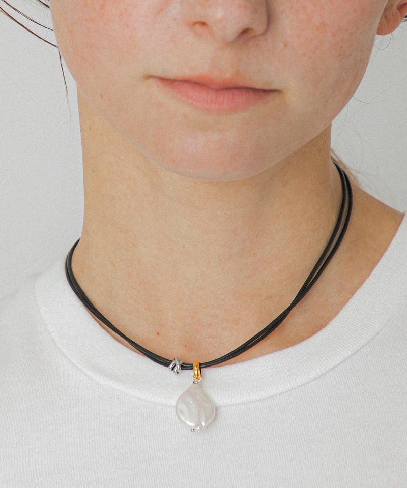 Pearl leather choker