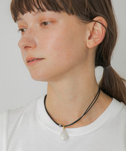 Pearl leather choker