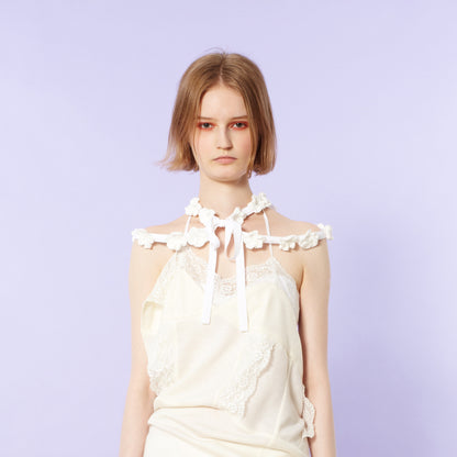 Wire-attached collar with crocheted flowers