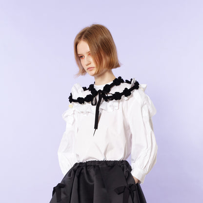 Wire-attached collar with crocheted flowers