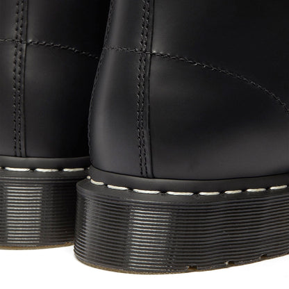 Dr. MARTENS 1460 White Stitch 8 Eye Boots ドクターマーチン 1460 ホワイトステッチ 8 ホール ブーツ 24758001【メンズ エイトホールブーツ レザーブーツ 定番モデル ミッドカットブーツ 26FW】