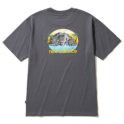 New Balance QTM RESORT T-SHIRT ニューバランス QTM リゾート Tシャツ MT51661【メンズ 半袖Tシャツ ロゴ グラフィック リラックスフィット 25SS】