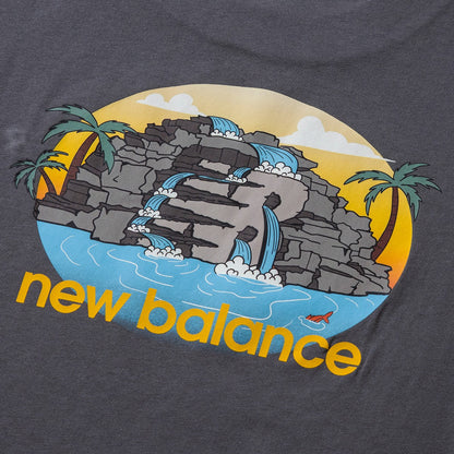 New Balance QTM RESORT T-SHIRT ニューバランス QTM リゾート Tシャツ MT51661【メンズ 半袖Tシャツ ロゴ グラフィック リラックスフィット 25SS】