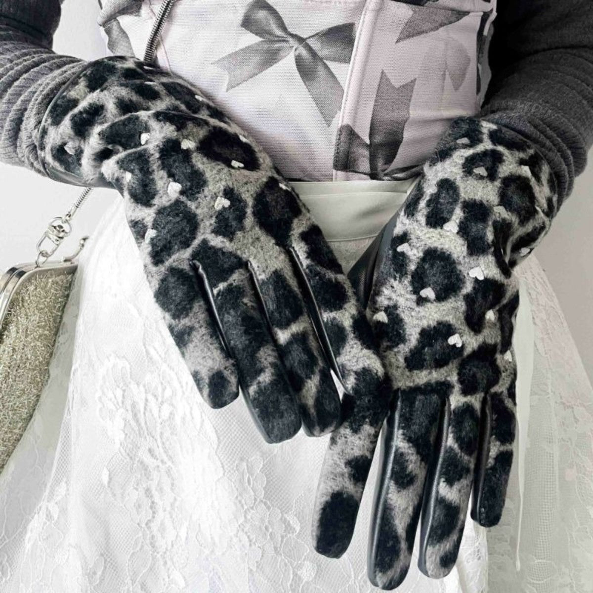 Casselini Embroidered Motif Gloves キャセリーニ モチーフ刺繍手袋 252-112202【レディース 手袋 レディース スマホ対応 防寒 刺繍 秋冬 25FW】