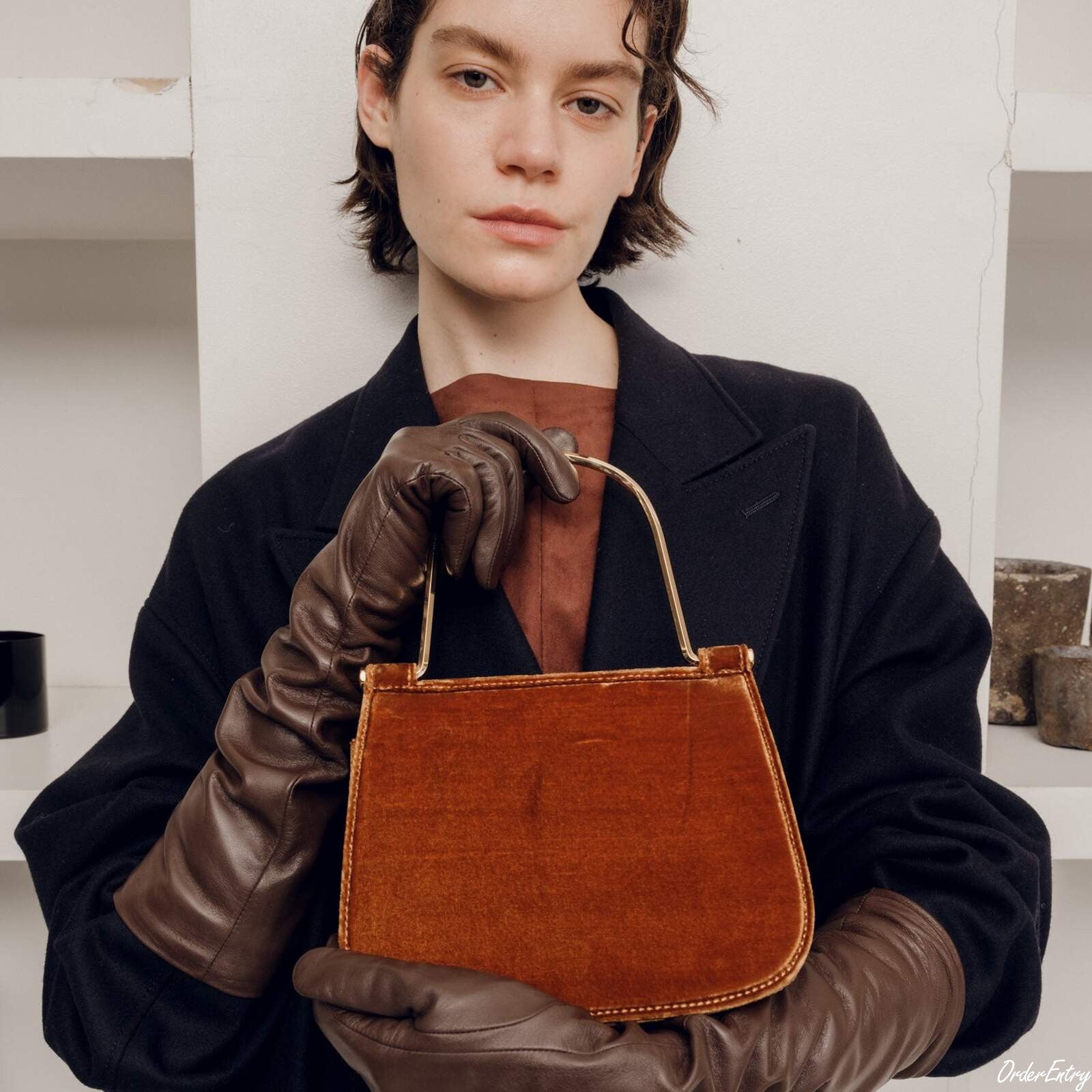 LE VERNIS Metal handle minibag ル・ベルニ メタル ハンドル ミニバッグ 252-210512【レディース ハンドバッグ ショルダー クラッチ メタルハンドル ベルベット パイソン柄 25FW】