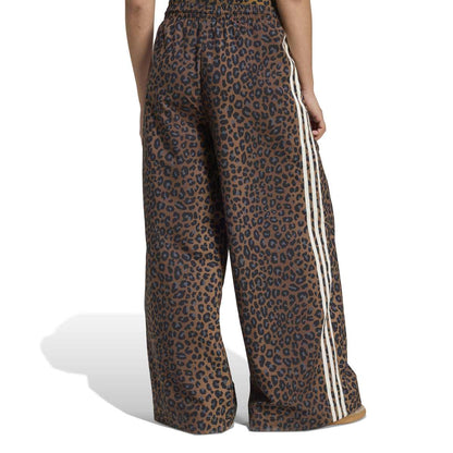 adidas Originals LEOPARD FIREBIRD OVERSIZED TRACKPANT アディダスオリジナルス レオパード ファイヤーバード オーバーサイズ トラックパンツ JZS90【レディース トラックパンツ スリーストライプ ウエストゴム ルーズフィット 25FW】