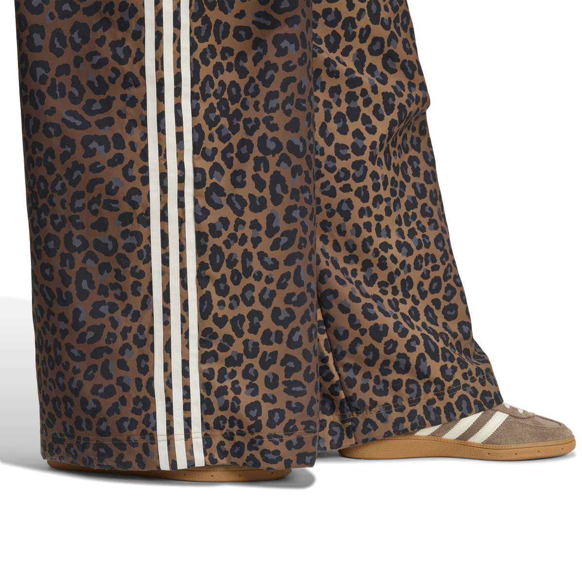 adidas Originals LEOPARD FIREBIRD OVERSIZED TRACKPANT アディダスオリジナルス レオパード ファイヤーバード オーバーサイズ トラックパンツ JZS90【レディース トラックパンツ スリーストライプ ウエストゴム ルーズフィット 25FW】