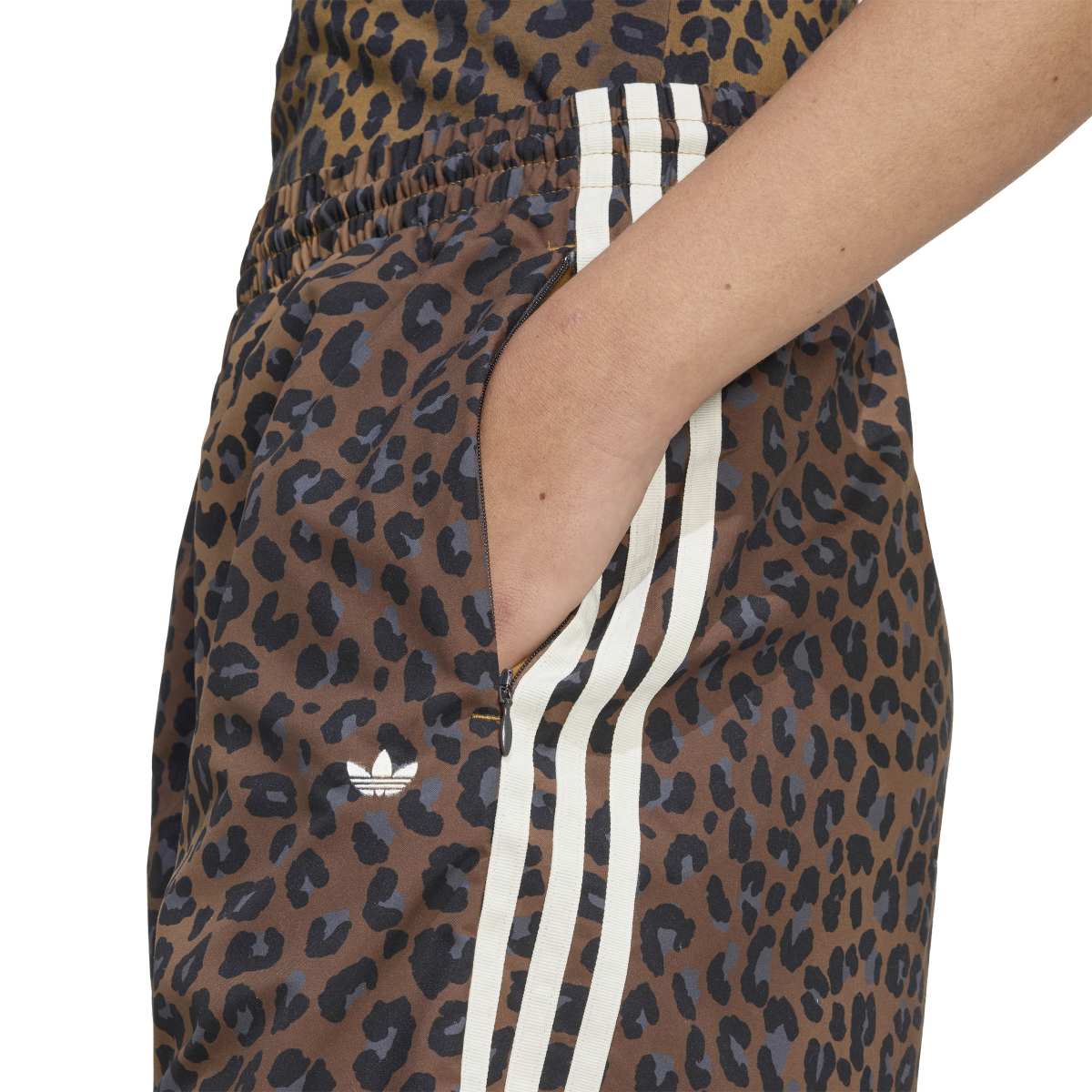 adidas Originals LEOPARD FIREBIRD OVERSIZED TRACKPANT アディダスオリジナルス レオパード ファイヤーバード オーバーサイズ トラックパンツ JZS90【レディース トラックパンツ スリーストライプ ウエストゴム ルーズフィット 25FW】