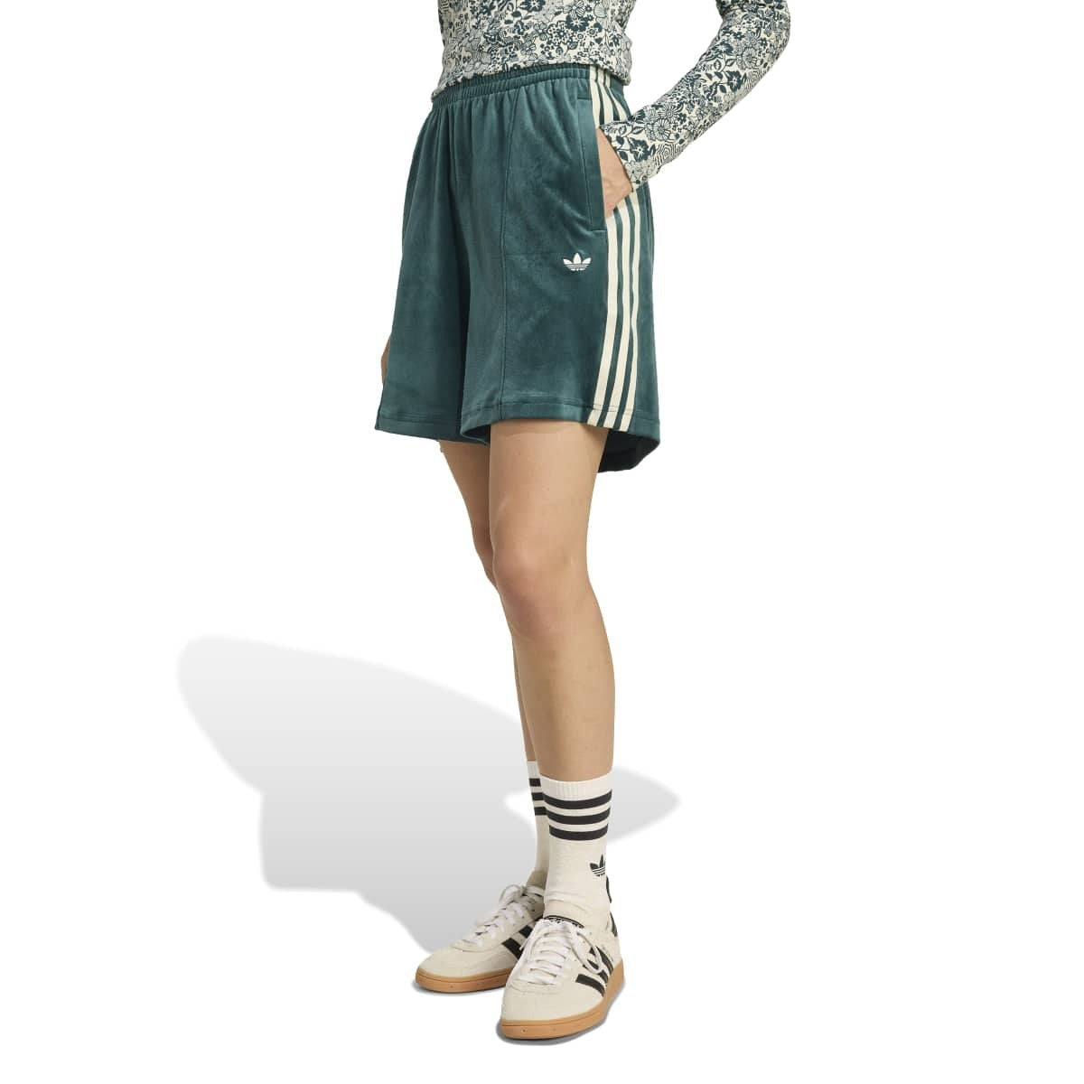 adidas Originals adidas Originals × Liberty London Debossed Velvet Shorts アディダスオリジナルス アディダス オリジナルス × リバティ ロンドン デボス加工 ベルベット ショーツ QA472【レディース ハーフパンツ ショーツ プリント デボス加工 コラボ 25FW】