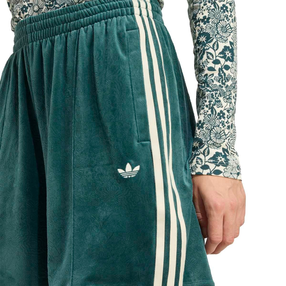 adidas Originals adidas Originals × Liberty London Debossed Velvet Shorts アディダスオリジナルス アディダス オリジナルス × リバティ ロンドン デボス加工 ベルベット ショーツ QA472【レディース ハーフパンツ ショーツ プリント デボス加工 コラボ 25FW】