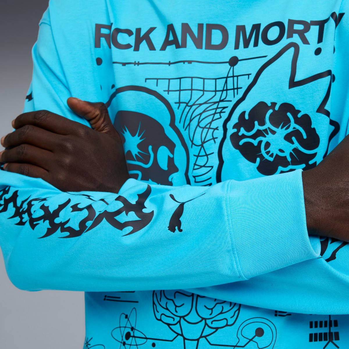 PUMA HOOPS x RICK AND MORTY LS TEE プーマ Hoops x リック アンド モーティー 長袖 Tシャツ 633099【メンズ Tシャツ 長袖 コラボ 25FW】