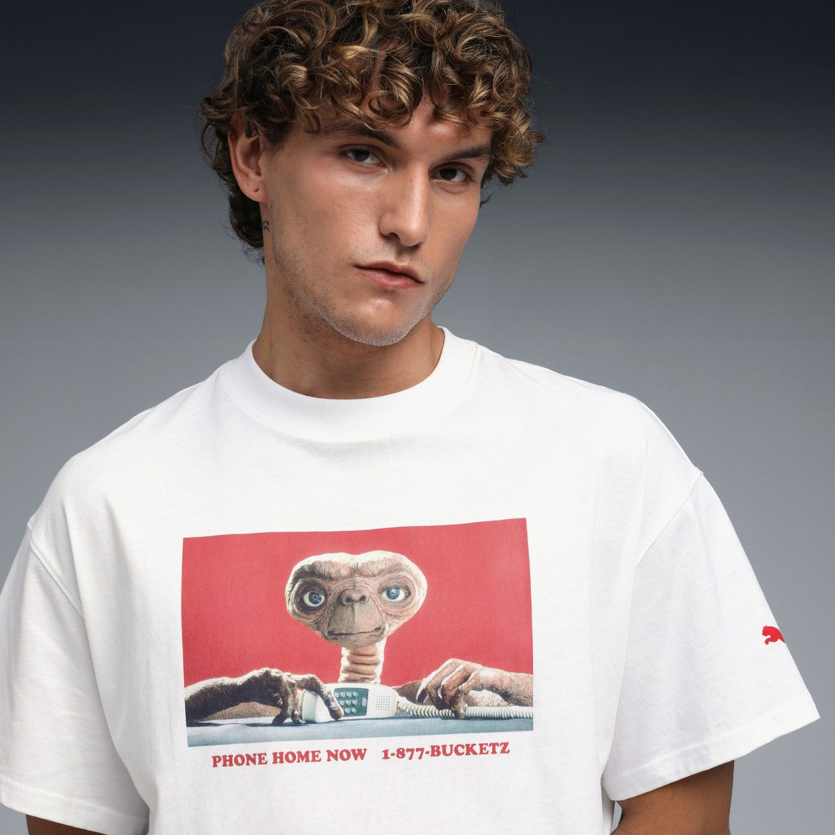 PUMA HOOPS x E.T. TEE I プーマ HOOPS x E.T. Tシャツ I 633103【メンズ Tシャツ 半袖 グラフィック 映画 コラボ 25FW】