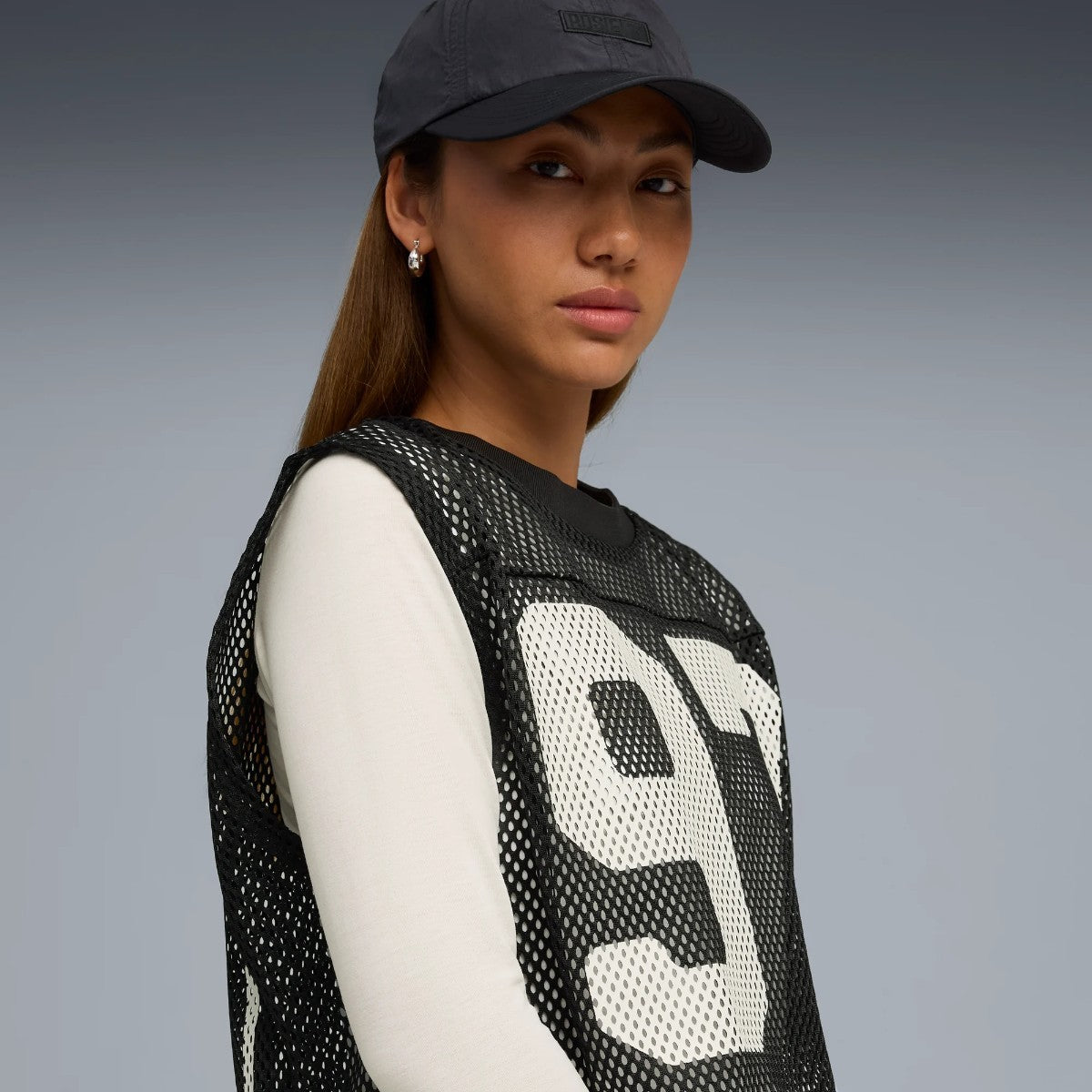 PUMA PUMA x ROSE RELAXED MESH TOP プーマ プーマ x ロゼ リラックスド メッシュ トップ 633804【レディース トップス メッシュ レイヤード ナンバリング コラボ 25FW】